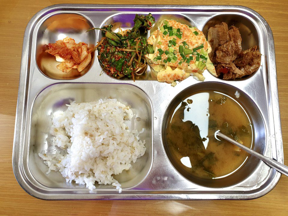전성실 田聖実 チョン ソンシル 僕のお姉さんは釜山のとある小学校の先生ですが 今日の給食の写真を家族のカカオに送ってくれました 今日も子供たちと一緒に食べたと 僕も食べてみたい 韓国の小学校の給食 T Co Vrlvxgnr03 Twitter