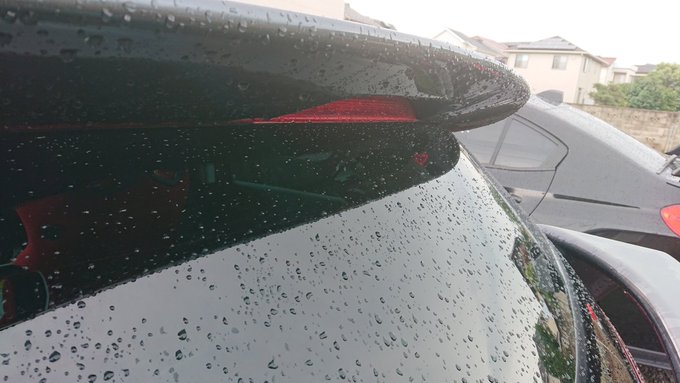 @YawarakaMortors 走行中ではまだ確認出来てないのですが、豪雨のあと雨上がりに見てみたら…
普通に水滴ついててあまり効果が期待できなさそうな感じでした…wwww
スポイラーの面積的には純正から倍くらいには大きくなってるんですけどねー… 