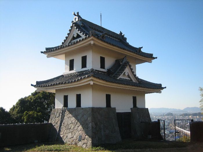 szgmt's tweet photo. 【#静岡豆知識】清水区にある大平山配水池。きれいにした水を貯めて、清水地区に水をいきわたらせるための施設だが、そのデザインは「城」となっている。 https://t.co/28eIZRtRUW