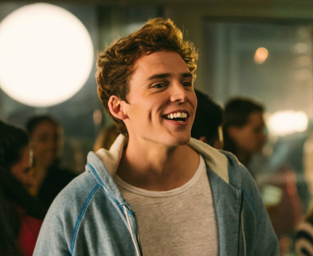 as vezes eu acho que enganaram o Sam Claflin em Simplesmente Acontece falando que o personagem dele ia morrer no final e por isso ele aceitou o papel