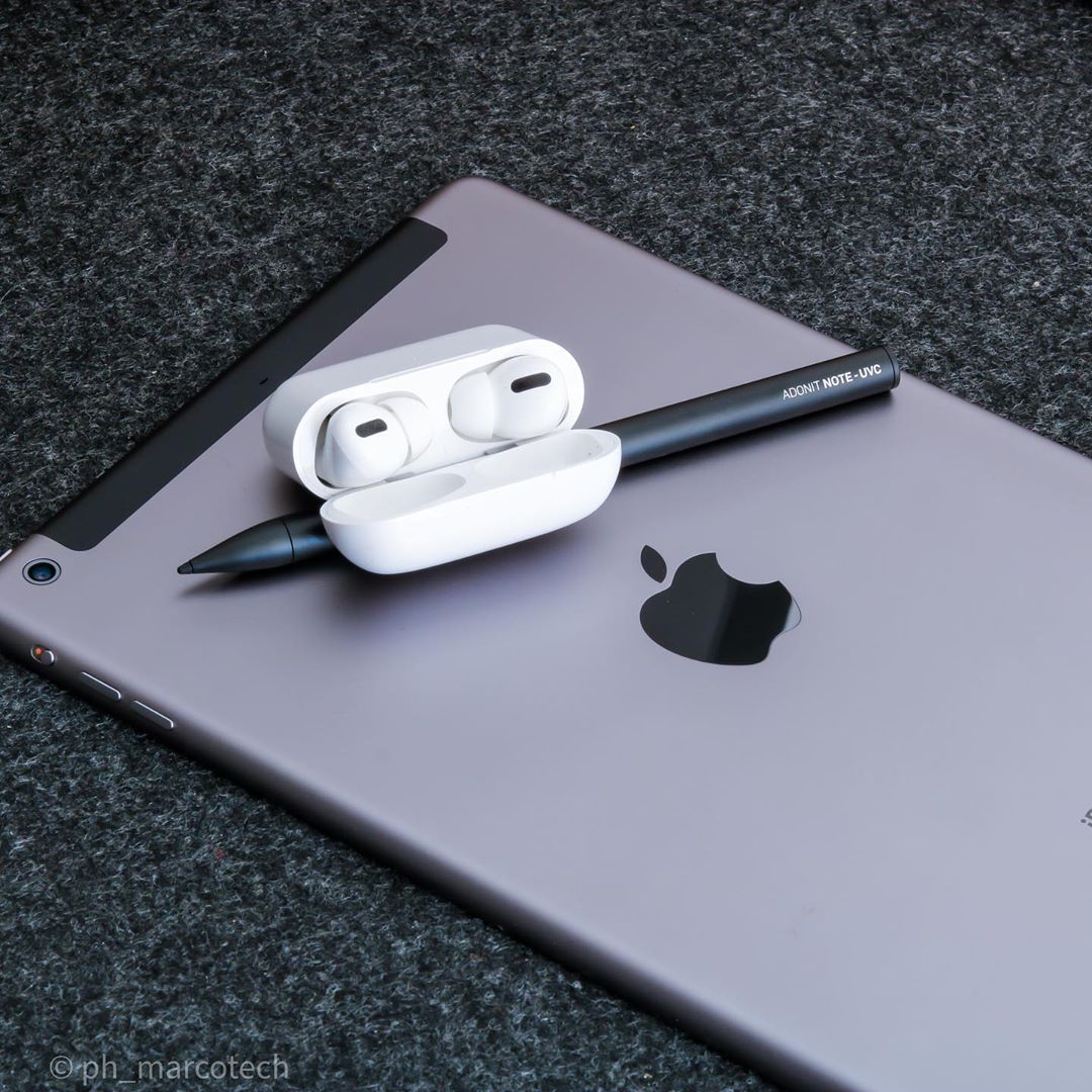 Tool for staying healthy and safe at work.
NOTE-UVC stylus with the added benefit of a germ-killing UV-C light built in. 

📸: @marco_phototech
.⠀
.⠀
.⠀
#adonit #adonitnoteuvc #adonitstylus #stylus #uvlight #uvlightsanitizer #techdevices #staysafe #socialdistance #ipadpro2020