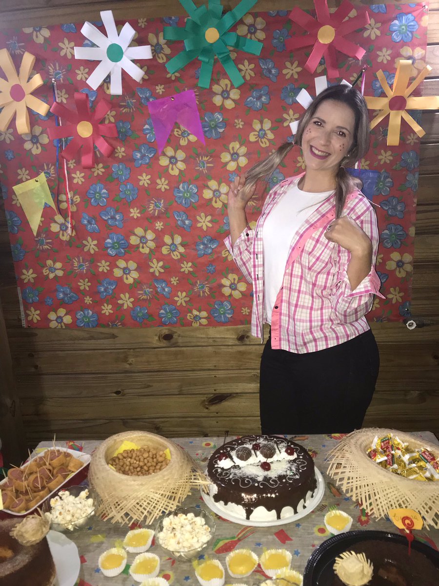 schefferisaac's tweet photo. ⚠️ Galera de Floripa e Região! ⚠️

To vindo aqui pedir a ajuda de vocês (vai que né), pra divulgar o trabalho da minha mãe de cuidadora, ela ta bem mal e depre por conta dessa quarentena e em não conseguir emprego, se vcs pudessem ajudar RT ou FAV ou até mesmo indicando 🙏🏼♥️♥️🥰 https://t.co/Pn2nMW2Pts