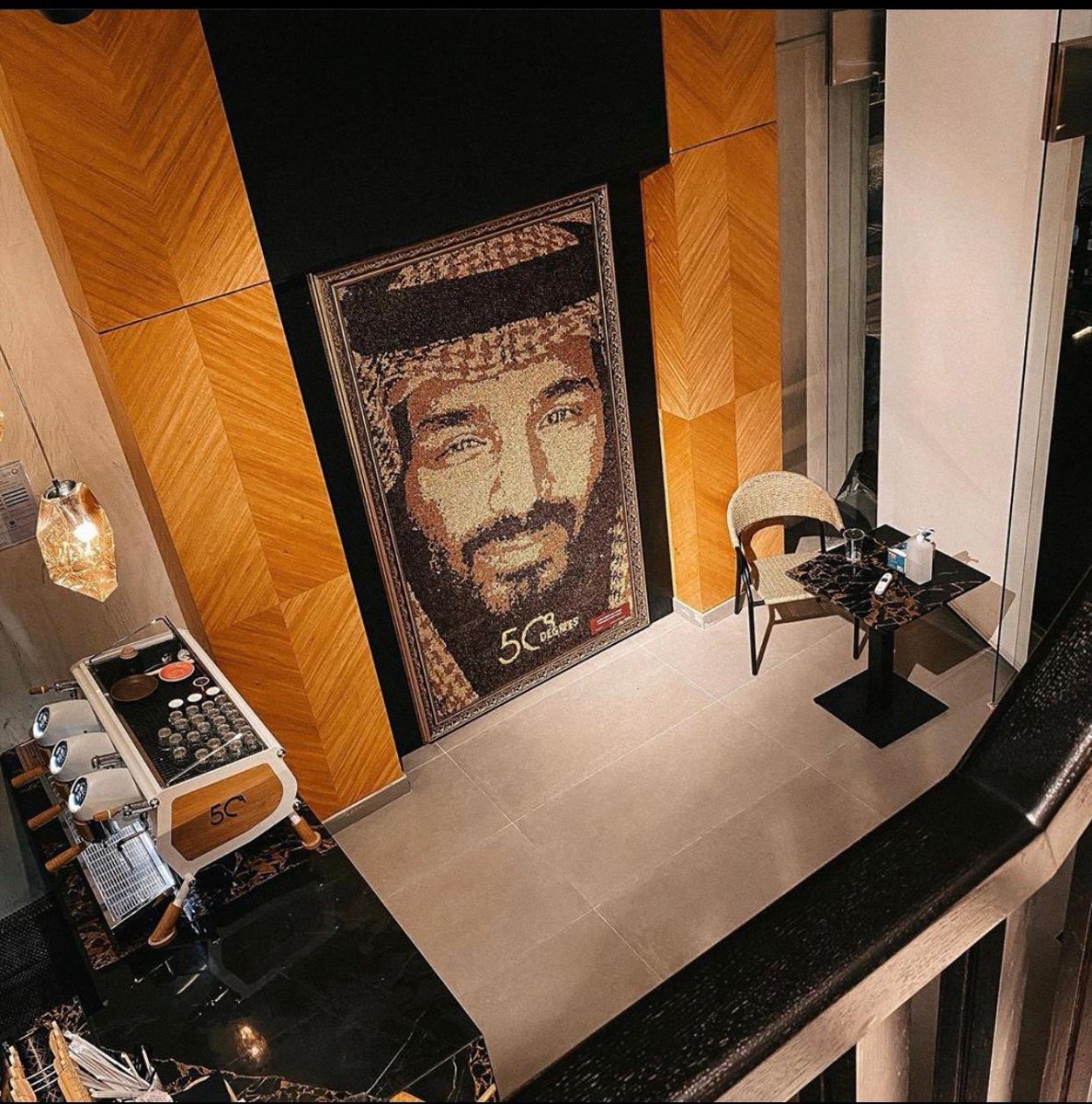 azoozjamell's tweet image. سويت هذا العمل يا معالي المستشار رسمه لـ ولي العهد الامير محمد بن سلمان .. الرسمه كانت من ٦٧ الف بن قهوه ، 🥀♥️