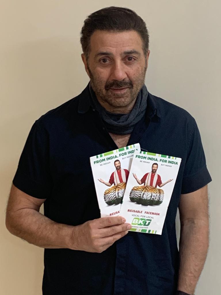 गुरदासपुर संसदीय क्षेत्र के सम्मानित प्रियजन...
फेस मास्क करोना से लड़ाई में अहम हथियार है। 

मैं धन्यवाद करता हूं <a href="/BKTtires/">BKT Tires</a>  का जिन्होंने , कोरोना के मामले तेजी से संख्या में बढ़ रहे हैं तो मास्क और पीपीई किट से  मेरे संसदीय क्षेत्र की मदद की|