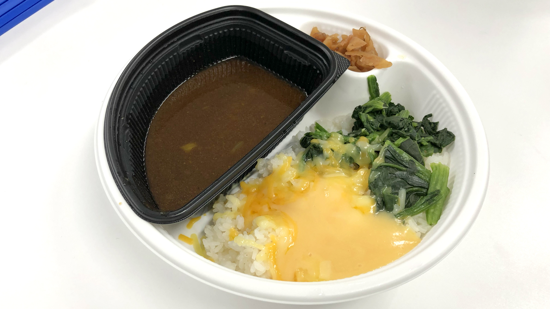 すき家 公式 On Twitter 私はカレーをごはんにかける派なのですが 一口ずつごはんをカレーに浸しながら食べる人もいると知ってハッとしました みなさんはどうやって食べますか すき家 チーズほうれん草カレー Https T Co Cencspiblh Twitter