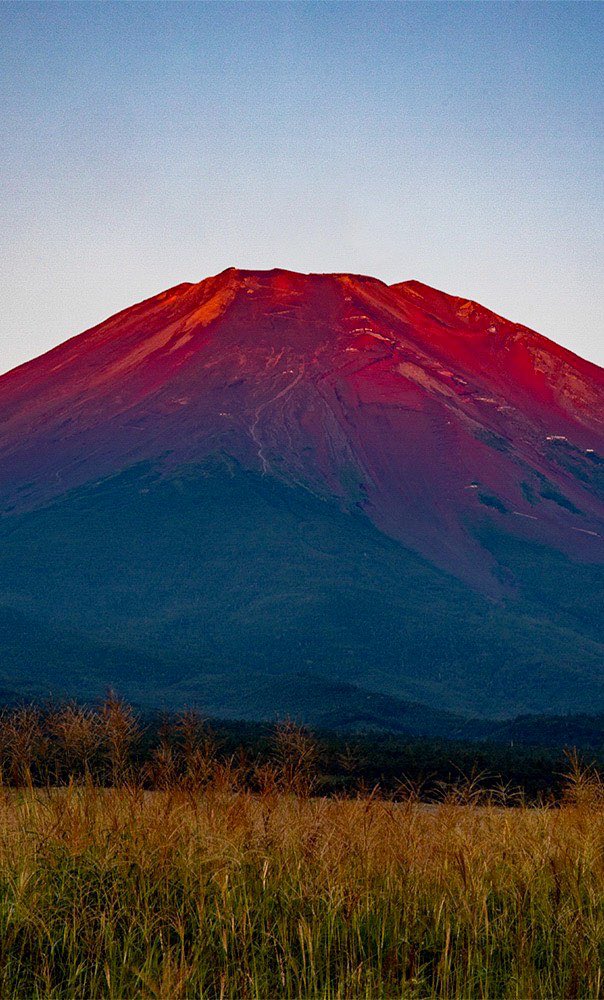 Take 赤富士 縦位置 もう少しで初雪ですが 雪のない斜面 待ち受けにどうぞ