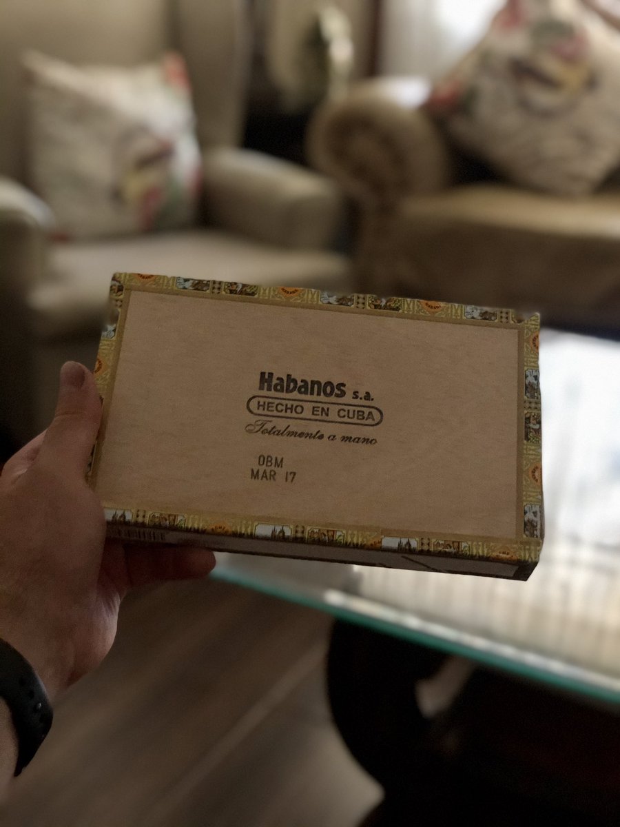 Muy agradecido 😊 con los detalles de hoy, primero unos #habanos 🚬 elaborados a mano en #Cuba 🇨🇺 y luego unos #macarrones deliciosos 😋 hechos aquí en #Nogales. 😀 https://t.co/BGkNmnz54a