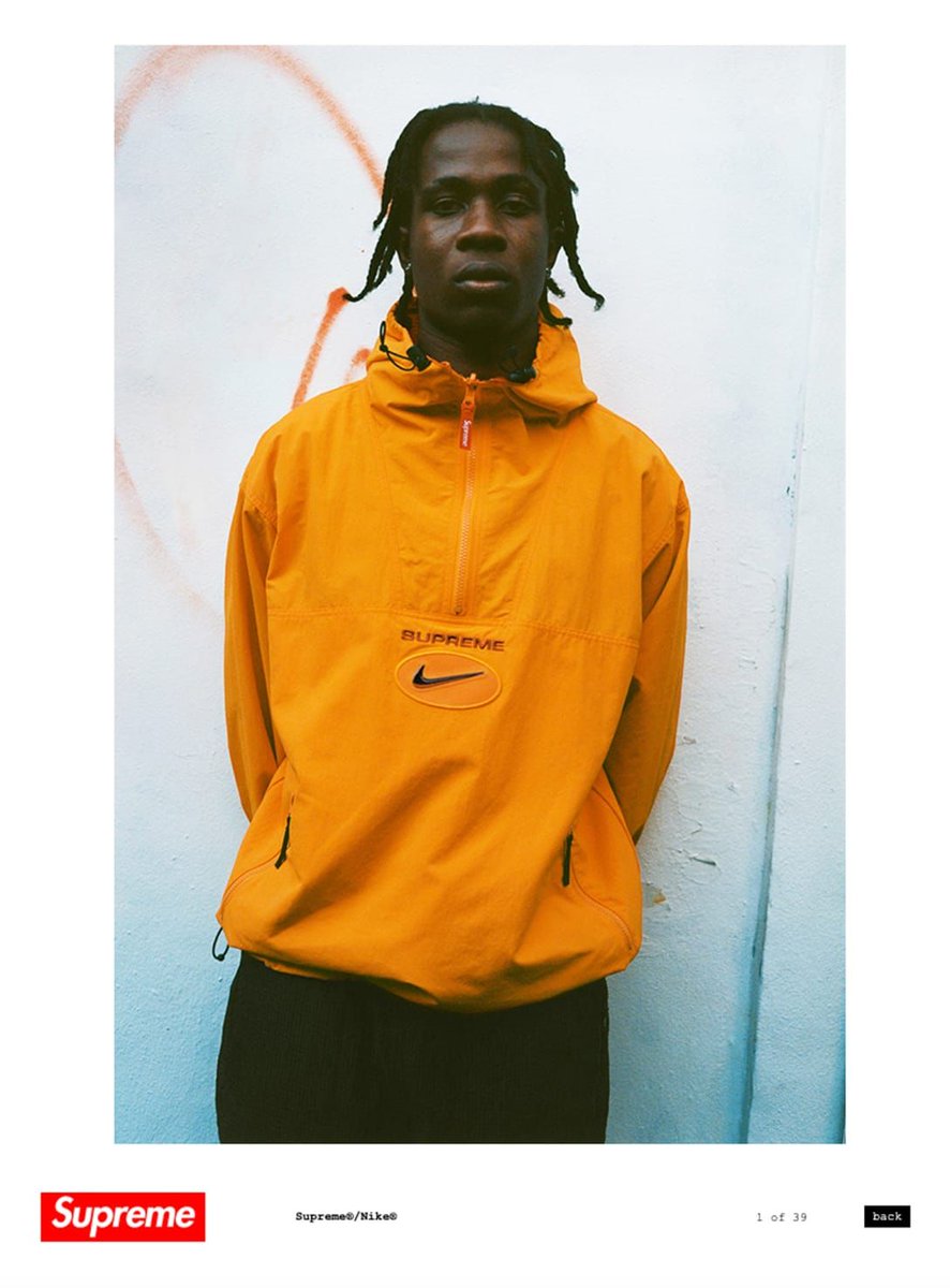 fashionsnap's tweet photo. シュプリームがナイキとのコラボ最新作を発売。リバーシブルのアノラックジャケットやサッカーシャツ、クルーネックスウェットなどを展開します。 https://t.co/ktGR1KEiQc https://t.co/cSVWrbwzCN