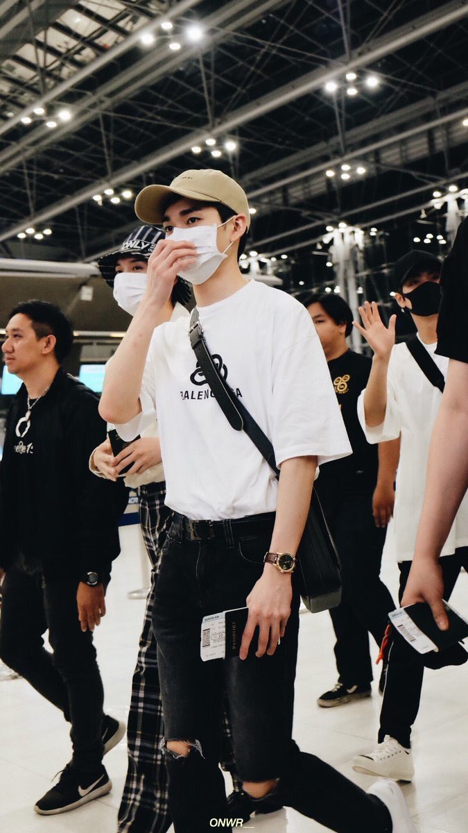 Dear  @BALENCIAGA , please recruit your loyal costumer the handsome human sculpture and talented LA boy, Kwak  #ARON of NUEST, as your brand ambassador. You'll never regret that.  @NUESTNEWS  #뉴이스트 #곽아론  #아론  #NUEST  #ARON  @pledisnews @STAFF_NUEST