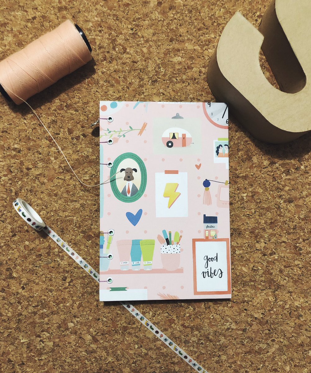 lucianaacy98's tweet photo. Hola! Quería recordarles que mi familia y yo tenemos un emprendimiento de cuadernos artesanales hechos y cosidos a mano! Los hacemos 100% personalizados y también tenemos un catálogo de cuadernos para entrega inmediata 📚 https://t.co/mTfmpyBwaZ