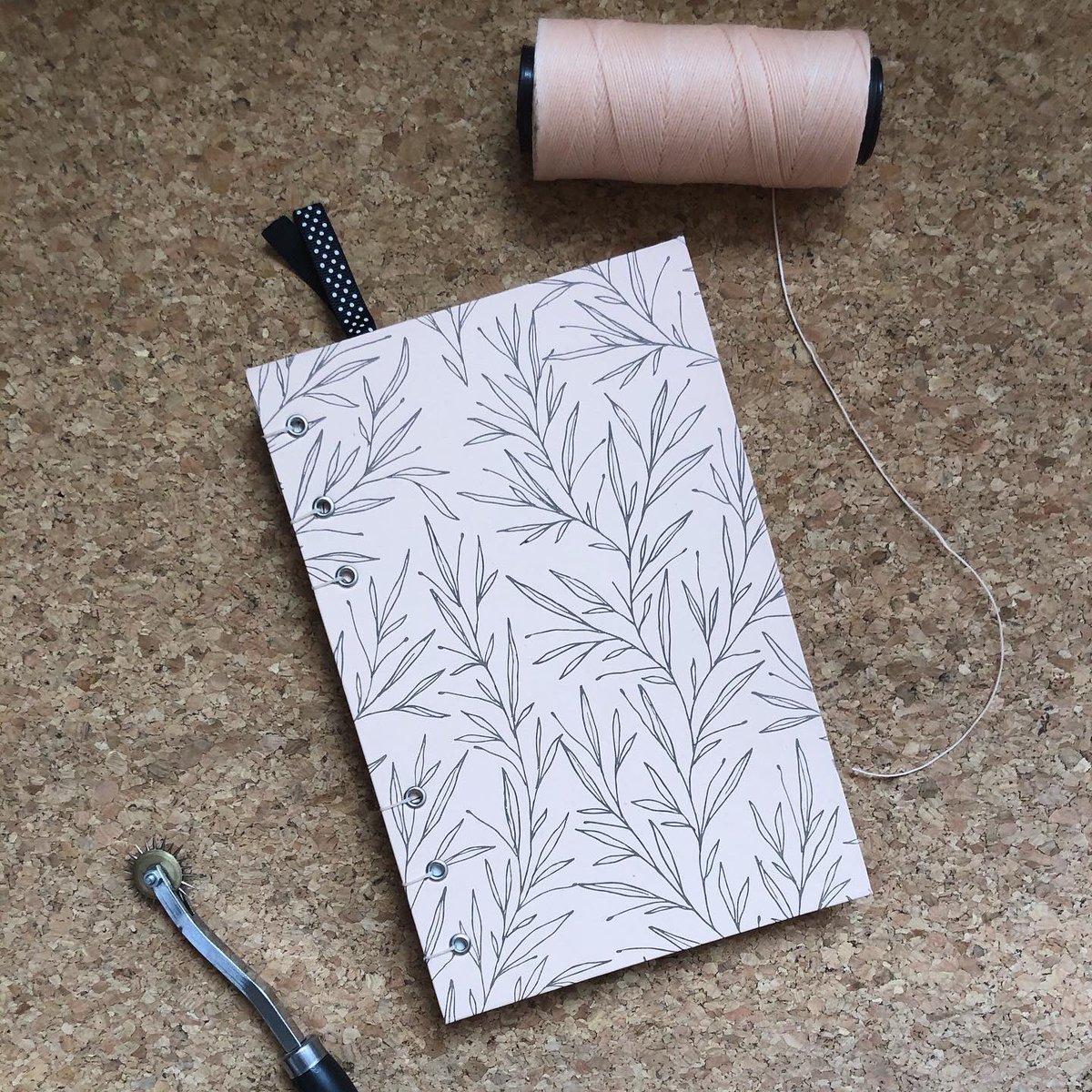 lucianaacy98's tweet photo. Hola! Quería recordarles que mi familia y yo tenemos un emprendimiento de cuadernos artesanales hechos y cosidos a mano! Los hacemos 100% personalizados y también tenemos un catálogo de cuadernos para entrega inmediata 📚 https://t.co/mTfmpyBwaZ