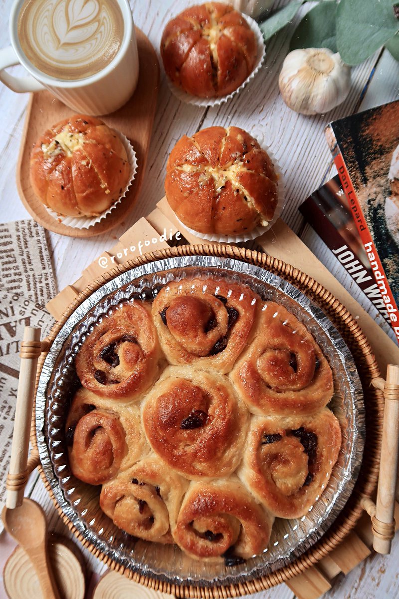 Cranberry cinnamon roll & korean cream cheese garlic bun (again)   #roromasak