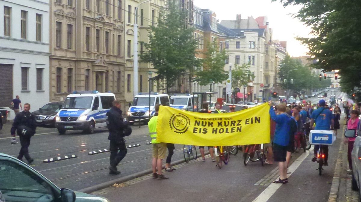 Protest gegen Radwegparker:„Nur kurz Eis holen“ – Radfahrer drehen den Spieß um und machen morgen Abend die LuWu in Halle dicht
dubisthalle.de/nur-kurz-eis-h…