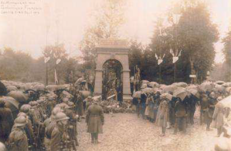 That monument to the Colonial Corps was inaugurated by Gen Gouraud in the presence of Paul Feunette in August 1927 and has been the seen of commemoration by the Colonial Corps ( @troupesdemarine) each year since (WW2 excepting)