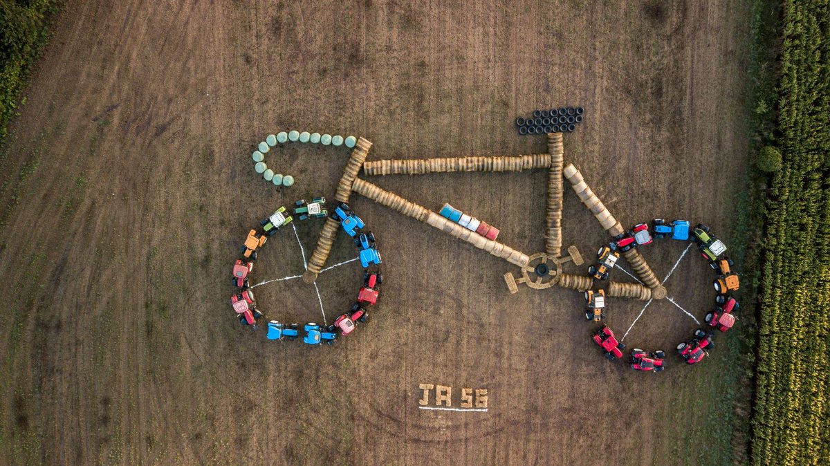 Ici on invente la Ruralité Augmentée ! #cfc2020, les <a href="/JAMORBIHAN/">JA56</a> A56  ont créé un vélo géant en bottes de paille. Les roues sont faites de plus d'une vingtaine de tracteurs de ferme ! Ils sont incroyables ces #agris !🚜#grandchamp2020  <a href="/ChambagriBzh/">ChambreAgriBretagne</a>  <a href="/FFCyclisme/">FFC</a>