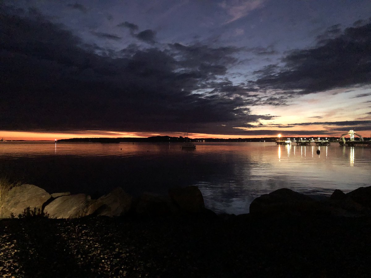 maria_manning4's tweet photo. Gorgeous glow before the sunrise over the water. #cascobay #portland #southportland #buglightpark #maine #mewx #sunrise @WMTWTV https://t.co/yuGhdM1wJo