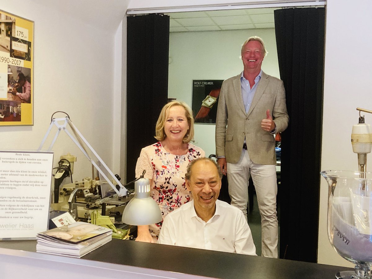 Vanmorgen Ruud Vreugdewater in het zonnetje gezet, want hij gaat met pensioen. Een goudsmid met meer dan 40 jaar ervaring; eigenaar Ruud Vreugdewater en zijn vrouw Loes Vreugdewater.
Samen hebben zij met lief en leed gewerkt in de winkel Juwelier Goudsmid Horlogerie Haas