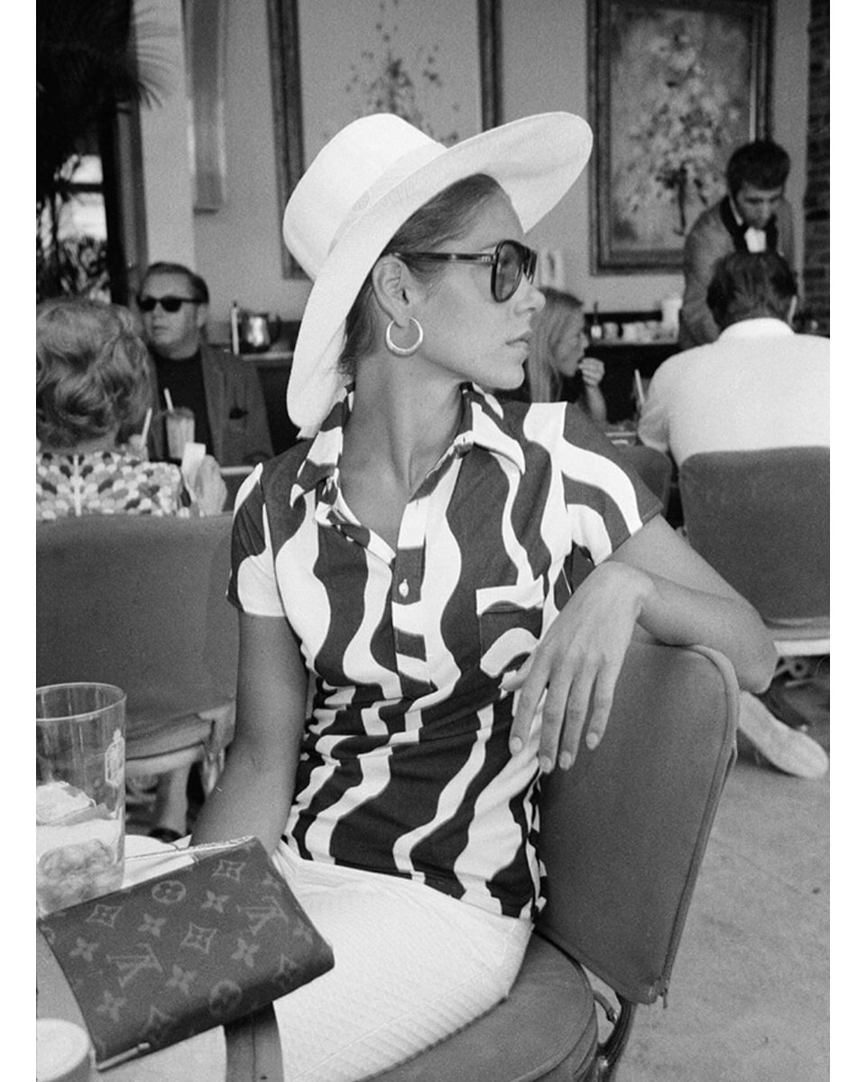EsperanzaClaver's tweet photo. 📸 A young woman at the Palm Bay Club, Miami, Florida, USA, circa 1965. Photo by Slim Aarons.

#SlimAarons #SlimAaronsWomen #SlimAaronsStyle #AWonderfulTime #PhotoArchive #PhotoResearch #AmericanFashion #AmericanLife #LouisVuitton #PalmBayClubMiami #Miami1960s #Florida #1965s https://t.co/pf6fPeKAjF