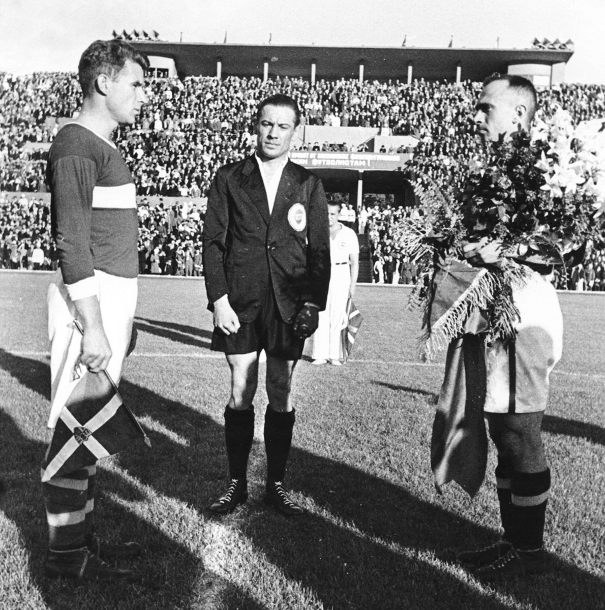 «Вот устремляется на правого защитника Александра Старостина нападающий соперника. «В аут бей, в аут!» — кричит кто-то сзади с истошным надрывом. И тут же рядом раздается спокойный голос: «Нет, Шурик не будет бить в аут, Шурик будет играть», — писал журналист Алексей Холчев.