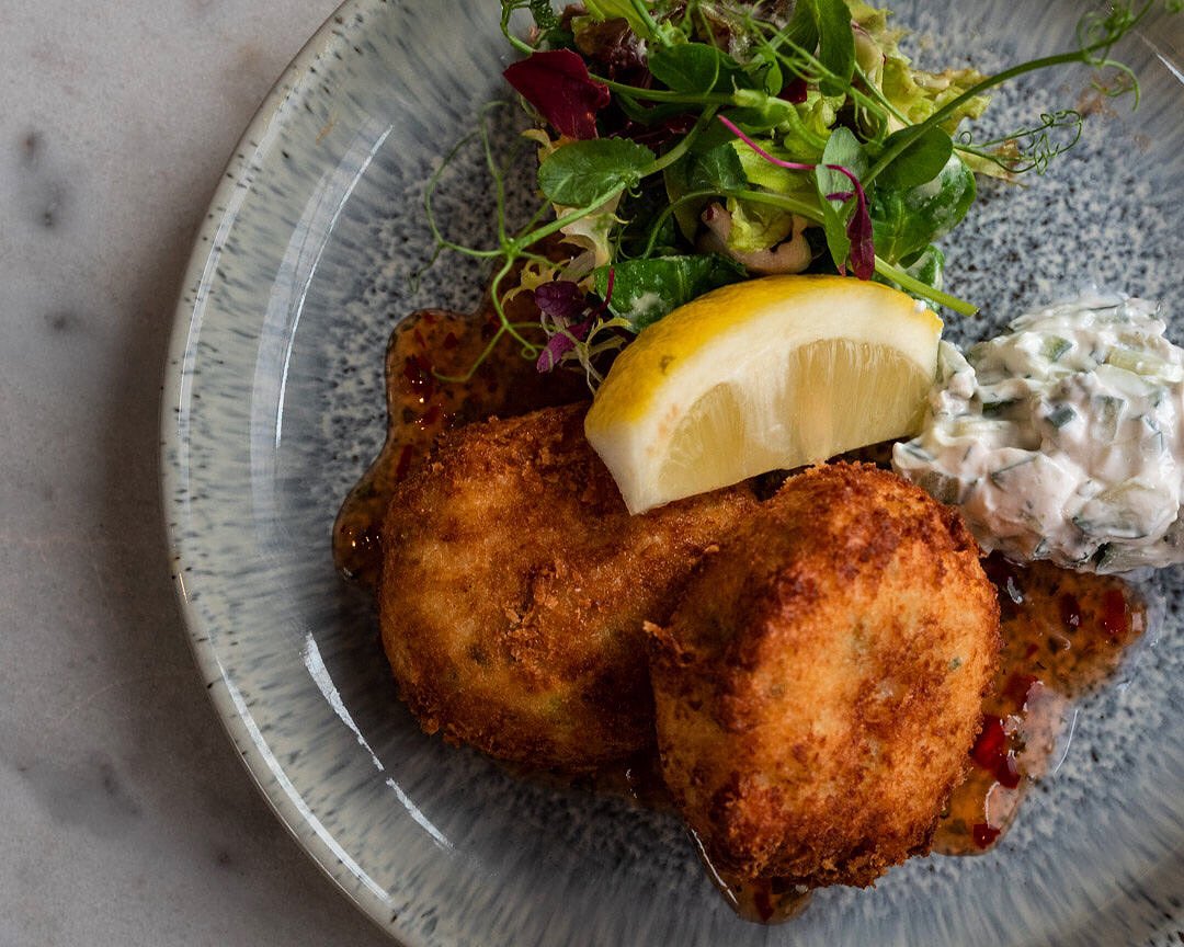 Are you a Starter or a Dessert kind of person? Or both because you can’t decide! 😋

• F O L L Y  F I S H C A K E S •
• Tartare Sauce • Mixed Leaf Salad •