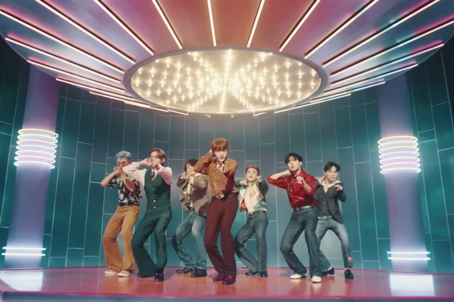 soompi's tweet photo. #BTS Continues To Break Records With "Dynamite" As It Becomes Their 26th Group MV To Reach 100 Million Views #Dynamite100M https://t.co/FX31C3EIlY https://t.co/Y0bHdgNdTV
