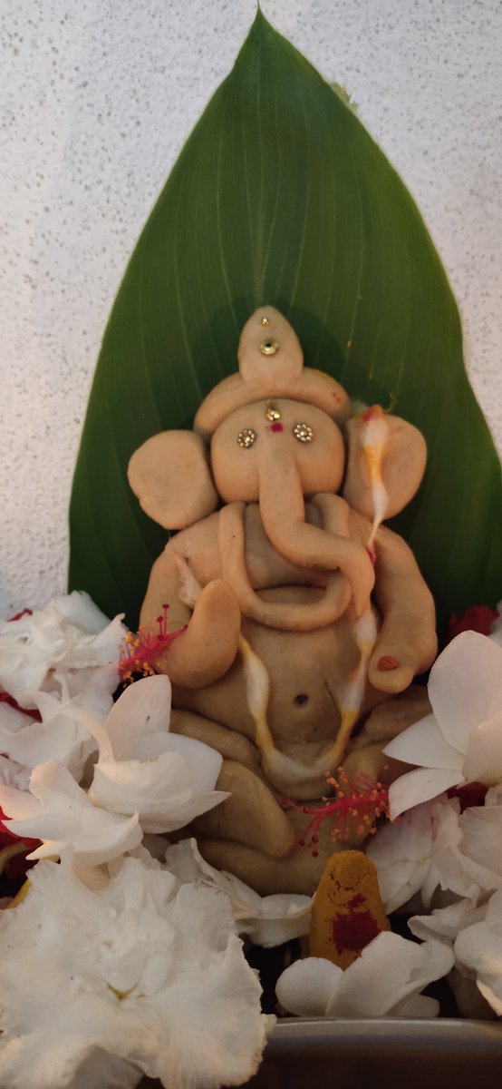 RamaKrishna (@ramakrishna2307) on Twitter photo Challenge accepted <a href="/Shivakumarchi10/">Shivakumar Chinnam🇮🇳</a>
ఈ కష్టకాలంలో అందరికీ గజాననుడి ఆశీస్సులు కావాలి. అందుకే మీ అందరి కోసం ఈ ఆశీర్వద్ గణపతి🙏🙏 #Ganeshotsav2020 Challenge accepted <a href="/Shivakumarchi10/">Shivakumar Chinnam🇮🇳</a>
ఈ కష్టకాలంలో అందరికీ గజాననుడి ఆశీస్సులు కావాలి. అందుకే మీ అందరి కోసం ఈ ఆశీర్వద్ గణపతి🙏🙏 #Ganeshotsav2020
