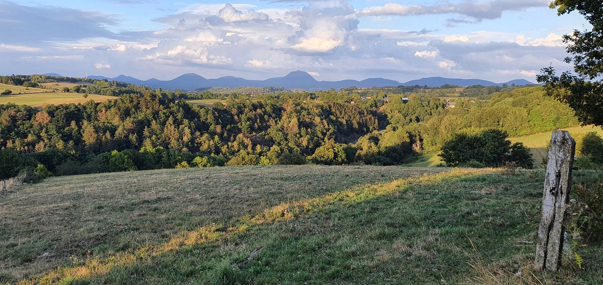 Piola_F's tweet photo. Lumières rasantes du soir sur la chaîne des #Puys et la campagne pour révéler les reliefs. L'#Auvergne offre vraiment de somptueux paysages 🙏 Bon week-end à tous !#myAuvergne @auvergne https://t.co/hO0Xtsx4VT https://t.co/3Wq1KMynLw