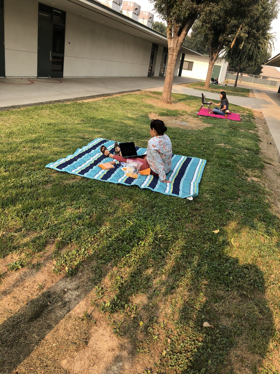 So great to see our 2nd grade teachers having a virtual picnic <a href="/scamathew/">SCA Mathew</a> #ososbilingües #burtonproud