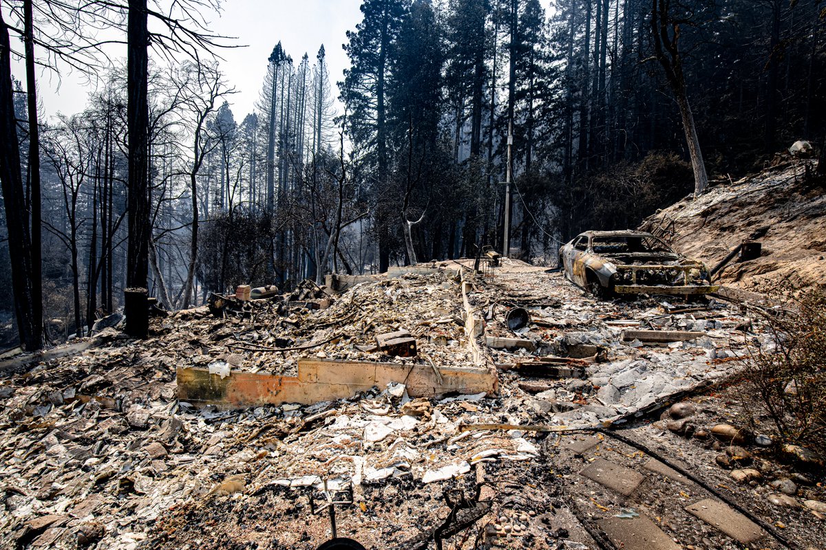 NorCal_Stringer's tweet image. Fallen Leaf Dr. was hit hard today by the fire.  All homes in this neighborhood were lost. #CZULightningComplex #CZULightningComplexFire #CZUAugustLightingComplex #CZUAugustLightningComplexFire