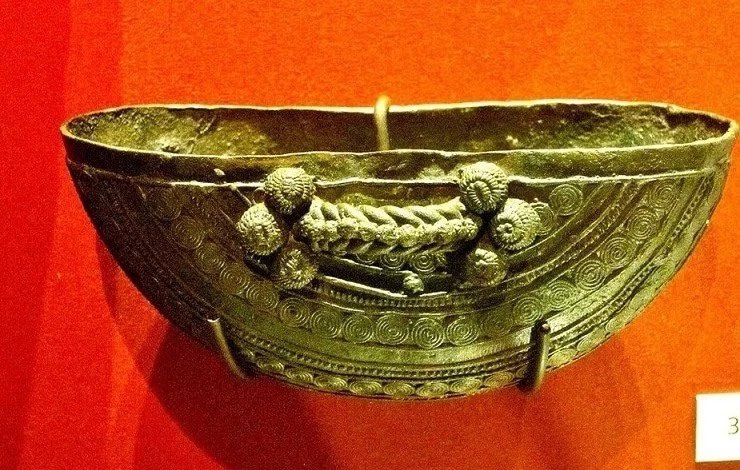 This Ancient civilization included bronze castings, made in stages using the lost wax technique, illustrate the artisans’ high level of skill and also a lost-wax casting technique in the process of duplicating metal sculpture ( silver, bronze or gold) from an original one.