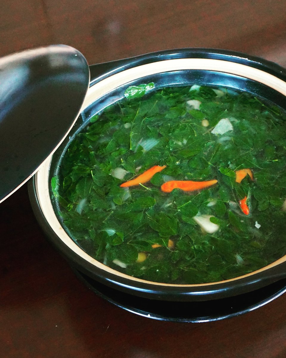 #TahukahAnda Sayur bening daun kelor dan jagung manis direbus dengan kaldu ayam menjadi salah satu makanan peningkat daya tahan tubuh ?

#foodphotography #traditionalchoice #travelblogger #cafemakassar #immunebooster