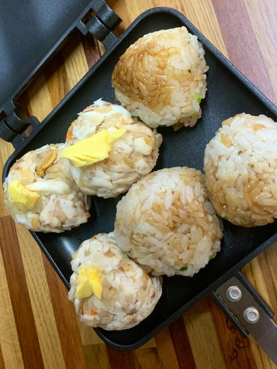 お昼はうどんだったんだけど ごはんも残ってたのでホットサンドメーカーで焼きおにぎ 前川さなえのイラスト