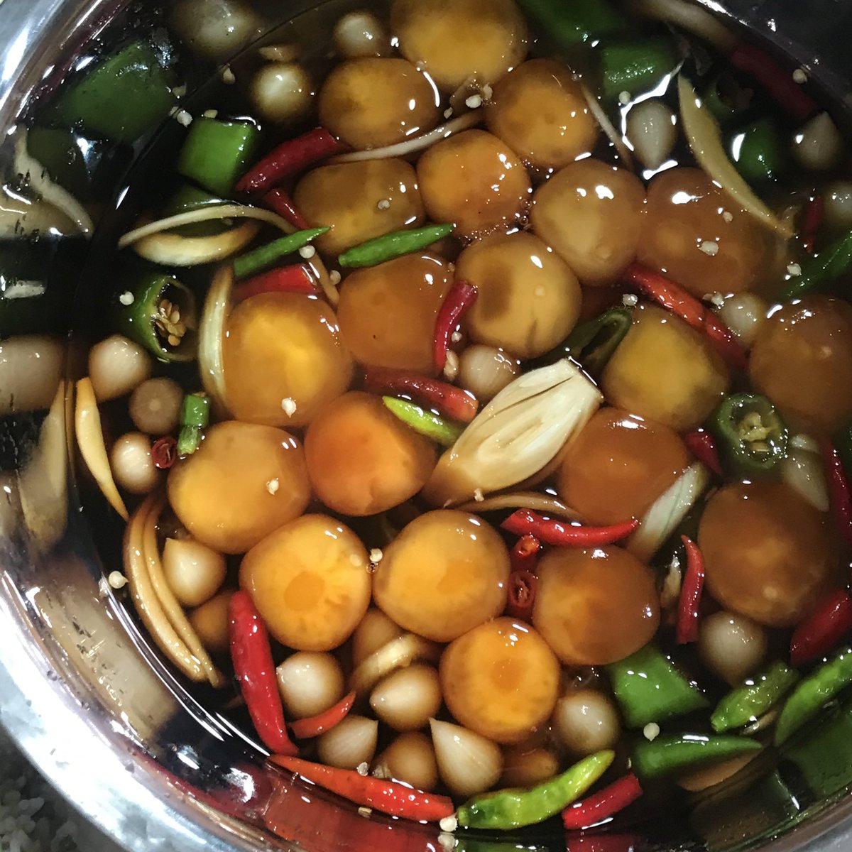 bew_varaporn's tweet photo. ภูมิใจมากๆๆๆ ปกติไม่ค่อยทำอาหาร 
แล้วคือลองทำไข่ดองสูตรซีอิ๊วแบบเกาหลี 
เนื่องจากอยากกินปูดองแต่อยากหาอะไรมาแทน คืออันนี้เลย ใช่เลยรสชาติที่ฉันรักกกก แจกสูตรให้แล้วใน 
Youtube: Bew Varaporn 🦁🤟🏻
https://t.co/l9X5KC0SWn https://t.co/qawFwBbyeS