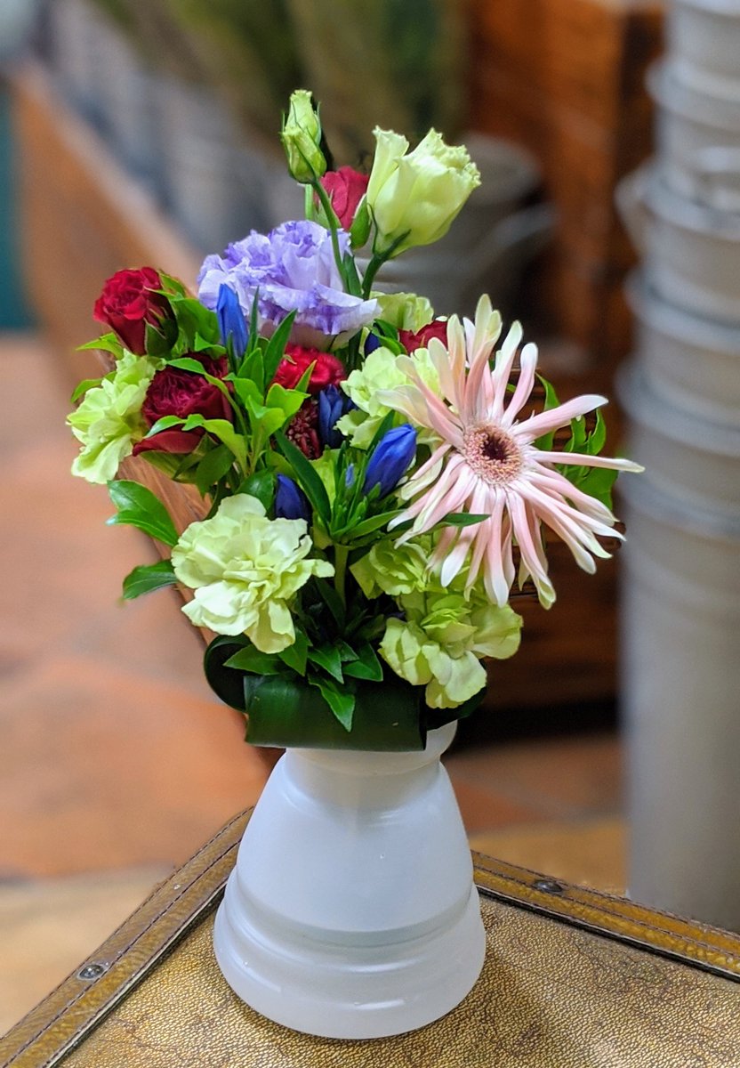 フラワーショップ花凛 スタンディングブーケ カーネーション ガーベラ トルコキキョウ リンドウ ケイトウ バラ アセビ グローカル 生花 花束 フラワーギフト スタンディングブーケ