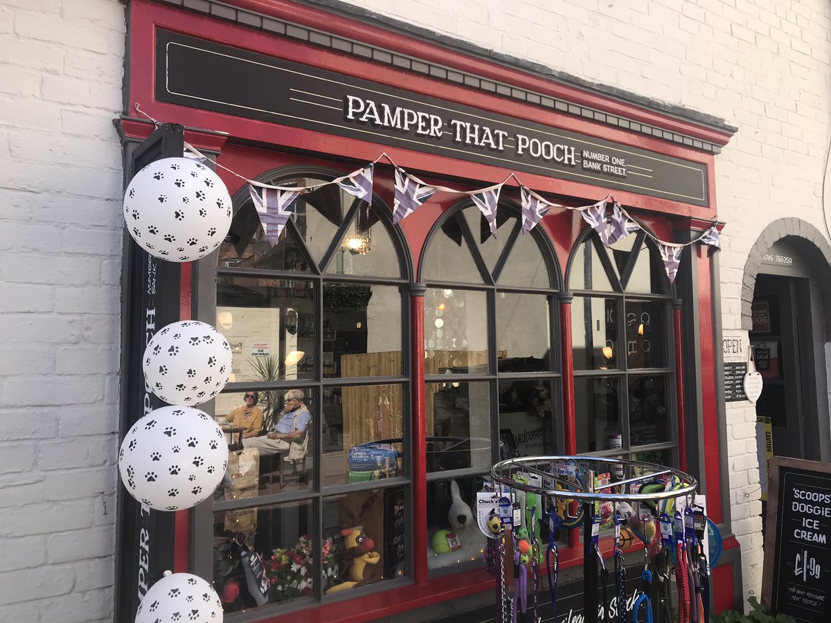 LoveBridgnorth's tweet photo. ❤️ LoveBridgnorth and love the little shopping areas we have. Here’s Bank Street.... well worth a visit.... great quirky shops and cafes #shoplocal #letsgetlocal #GBHighSt #MyHIGHStreet #Bridgnorth #Shropshire https://t.co/b9sL1G8IBg