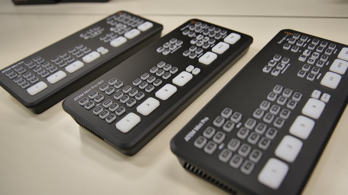 Ryoma0121's tweet image. ようやく注文していた機材が届いて３台になった。
これで３拠点配信が可能に♪
スイッチャーできる人育てないと。

#ATEMminiProISO
#ATEMminiPro