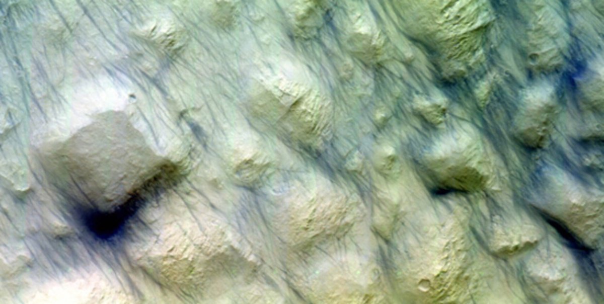 📸 This image from ESA/Roscosmos <a href="/ESA_ExoMars/">ESA_ExoMars</a> <a href="/ESA_TGO/">ExoMars orbiter</a> shows Ariadne Colles, taken on 2 September 2018. This unusual 'chaotic block' terrain has a large number of dark streaks, possibly produced during dust storm: 'dust devils' stirring up surface dust 👉 esa.int/ESA_Multimedia…