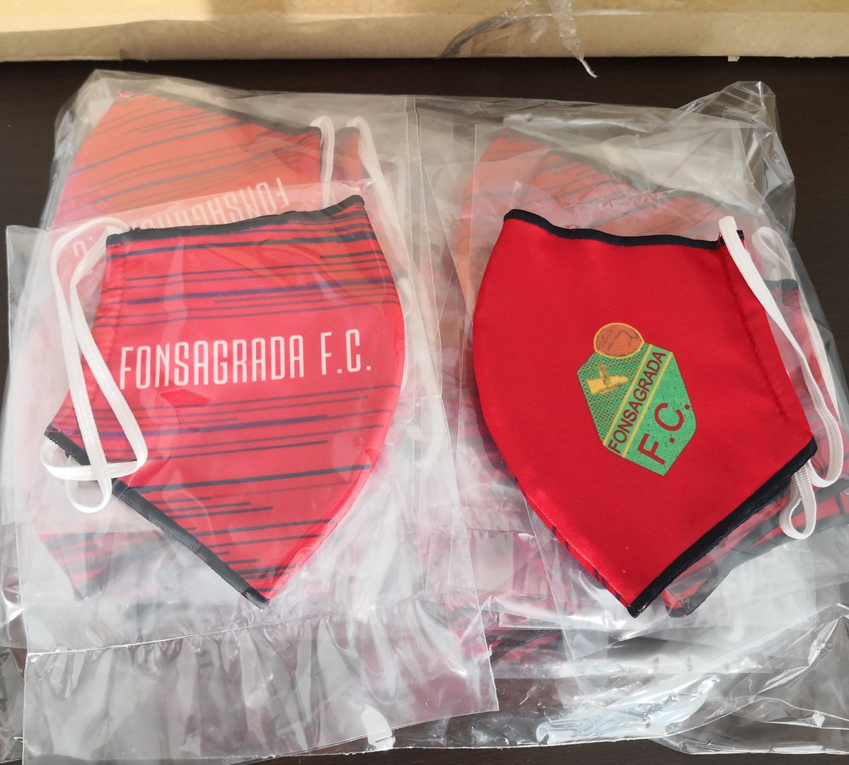 Xa están aquí as mascarillas que entregaremos a cada un dos socios/as que renoven o seu carnet para a tempada 2020-2021!

#FonsagradaFC
#FaiteSocio