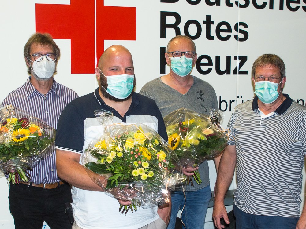 Im Rahmen unserer Mitgliederversammlung haben wir (v.l.n.r.) H. Häntzschel für 40 Jahre im DRK, M. Colak (20 Jahre) und H. Westholt (10 Jahre) geehrt. 
Es gratuliert W. Wiesner, Vizepräsident beim DRK OS-Land.
#DRK #DRKOSLand #DRKBoWe #Glückwunsch #Mitgliederversammlung #Ehrenamt