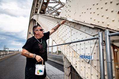 BN’ers op bres voor Nijmeegse Waalbrug: ‘Minister, vlug, schilder die brug!’
gelderlander.nl/nijmegen/bn-er…