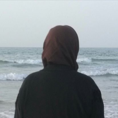 تقف النساء فى سن الاربعين حائرات بين
عيب يا حبيبى انتا قد ابنى
وعيب يا حج انا زاى بنتك
وطنط مين يا جزمه 😂😂