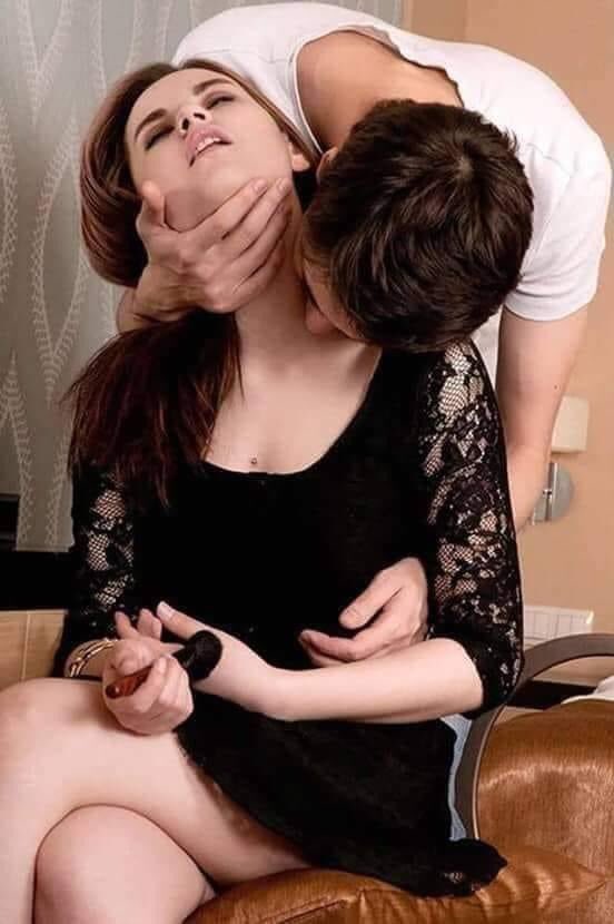 انا العـطشان اله وشفــاه. ما ما
گلتله انطيني بوسه وگال. ما ما
سألته السبب گال السبب. ما ما
خاف تشوف اثر بوسات بيه.