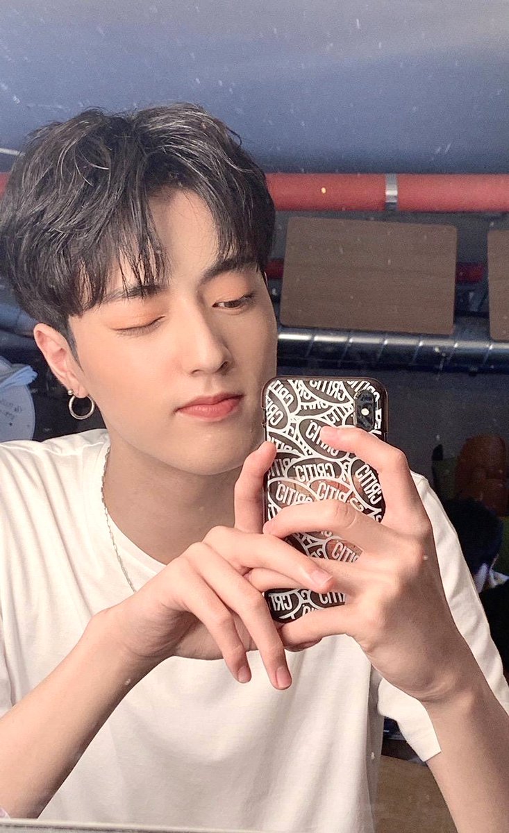 withhersky's tweet photo. เก็บเข้าคอลเลคชั่นรุโตะเสื้อขาวถ่ายรูปหน้ากระจก หล่อจนใจเจ่บㅠㅠ https://t.co/fsCzWNXBCt