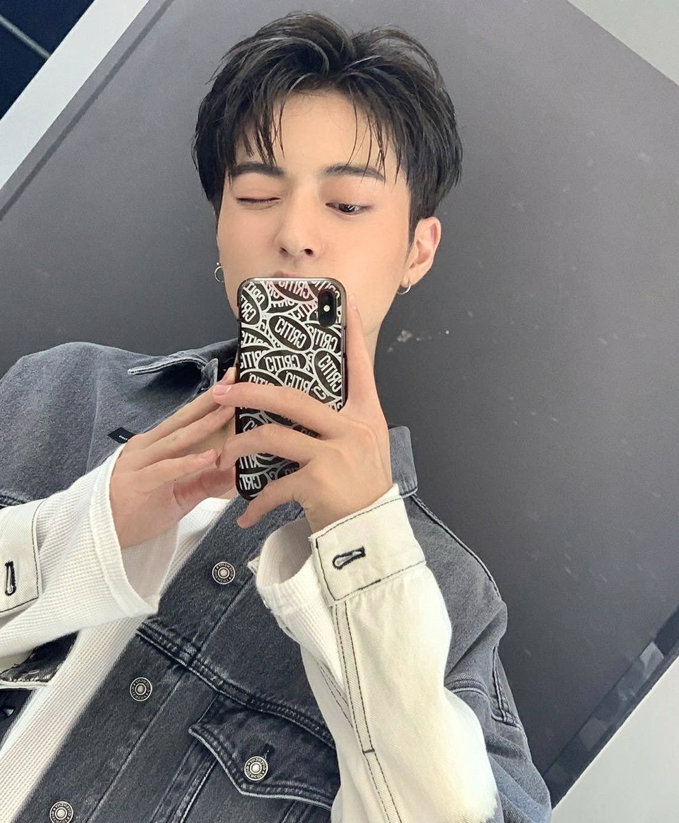 withhersky's tweet photo. เก็บเข้าคอลเลคชั่นรุโตะเสื้อขาวถ่ายรูปหน้ากระจก หล่อจนใจเจ่บㅠㅠ https://t.co/fsCzWNXBCt
