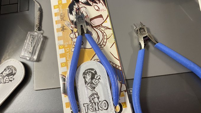 同人誌作るために取材に行ったのは2014年。
「てんこの刻印入れたニッパー作りましょう!」って角田社長に提案されたときは超嬉しかった(^^)
パッケージのジャケットはニパ兄の手作り。
出展した幕張メッセのDIYショウに名古屋から買いに来た人もいた。 #達者でなニパ子 #ニパ子の思い出