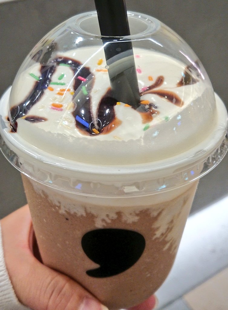 YCC6oIbYy5tqbep's tweet photo. 濃厚チョコバナナフラッペ
チョコハバナは間違いない🍌
頭に激痛が走ったけど、飲むのをやめなかった🤣🤣🤣
#commaTOGO https://t.co/RTQ1R58Xlx
