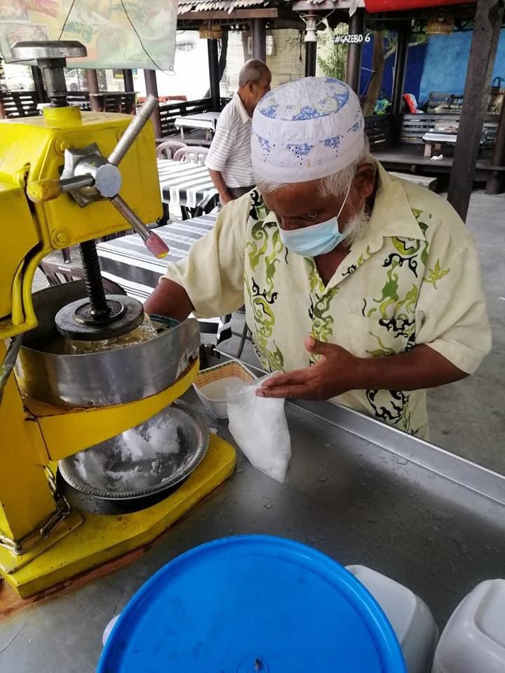 FatonShabirah's tweet photo. Assalamualaikum, Jom kite sama2 bantu pakcik ni. Pakcik ni jual cendol dan rojak. Umur pakcik ni dah 67 tahun tapi masih berniaga untuk menampung hidup. Yg paling sedih kaki pakcik ni patah. Tapi masih gagah jugak buat rojak &amp; cendol. https://t.co/zs2PtCoj6R