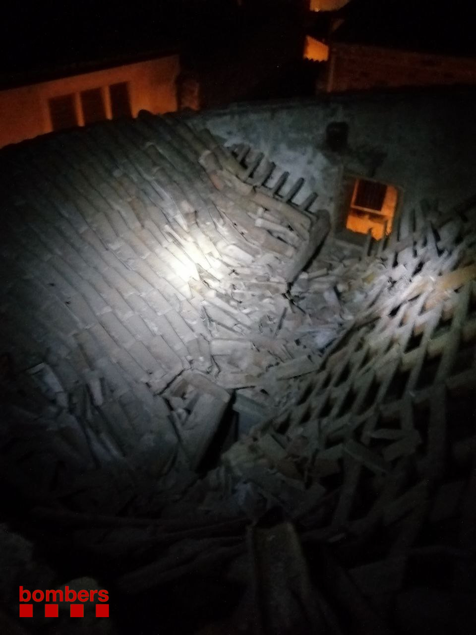Espectacular derrumbe de una casa en Girona sin heridos