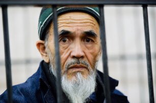 When Azimjon Askarov got sick in prison, they denied him adequate medical care. Indeed, they just let him die.  @hrw called for an independent investigation into and accountability for his wrongful imprisonment and death. Kyrgyz officials bear responsibility for Askarov’s death.