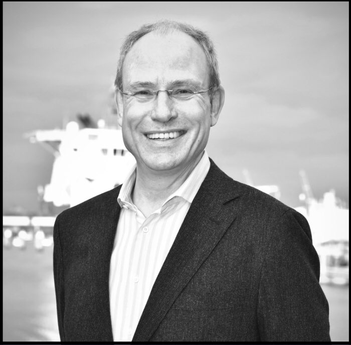 Zeer bedroefd en verslagen zijn wij door het overlijden van Atzo Nicolaï, tot zeer recent voorzitter Deltalinqs. Met veel respect herinneren wij ons zijn innemende persoonlijkheid en inzet voor de havengemeenschap. Wij wensen zijn vrouw Hilde, kinderen en familie veel sterkte